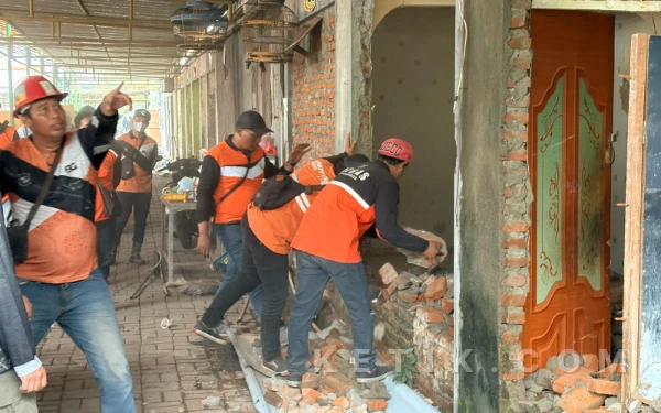 Foto Foto saat pembongkaran Pasar Simo Mulyo yang dilakukan oleh aparat. (14/01/2026) (Foto: Ali Azhar D/Ketik)