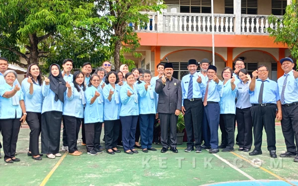 Foto Wakil Ketua DPRD Cilacap berfoto dengan Kepala Sekolah dan guru SMA Yos Sudarso Cilacap. (Foto: Nani Eko/Ketik)