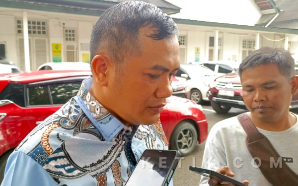 Foto Kuasa hukum tergugat M. Novel Suwa, SH, MH, mengungkap kejanggalan lokasi objek sengketa usai sidang PMH Yayasan Bina Darma di PN Palembang. Kamis 15 Januari 2026 (Foto: M Nanda/Ketik.com)