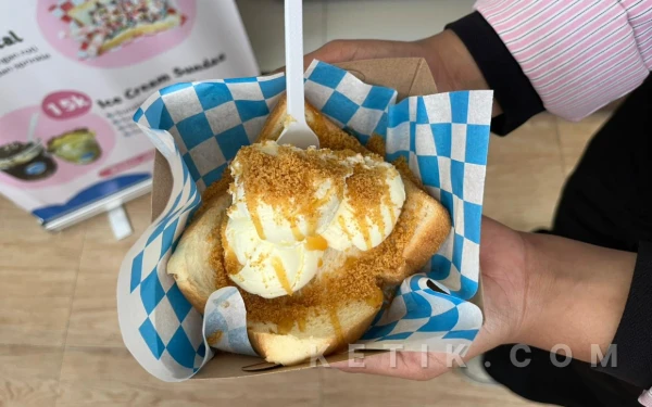 Foto Es krim karambol yang lezat di Indo Es Kampung Heritage Kayutangan Malang. (Foto: Aliyah/Ketik.com)