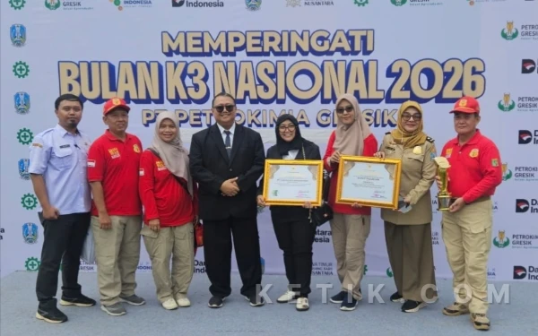 Foto Nina Yusana dan menejemen  PT Karyadibya Mahardhika bersama  Dinas Tenaga kerja Provinsi Jawa Timur. (Foto : Dok. KDM for Ketik.com)