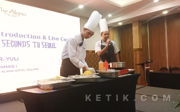 Foto Live Cooking bersama Chef Yuli di Grand Launching menu Korean Food The Alana Hotel Malang pada 15 Januari 2026. (Foto: Aliyah/Ketik.com)