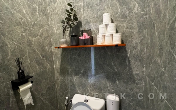 Foto View kamar mandi perempuan di Rumah Makan Sari Lambau Malang. (Foto: Aliyah/Ketik.com)