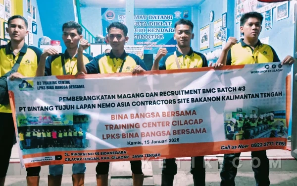 Foto Lima siswa Batch 3 BMC Cilacap yang akan berangkat bekerja ke Kalimantan Tengah. (Foto: Nani Eko/Ketik)