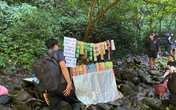Foto Satu-satunya penjual makanan dan minuman di Coban Srikandi. (Foto: Aliyah/Ketik.com)