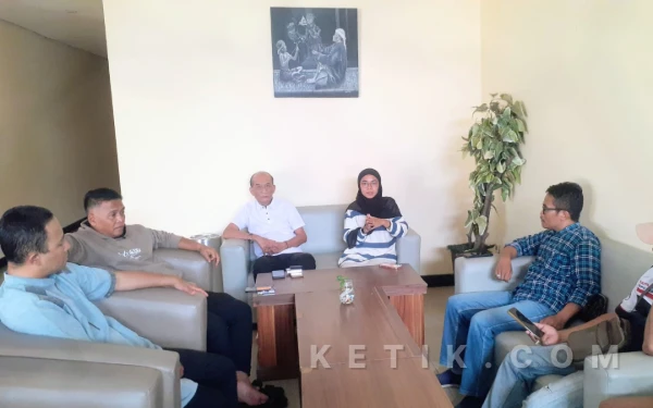 Foto Pembina Yayasan HSD Handono didampingi Sekretaris Jenderal.