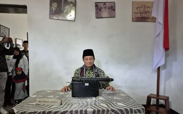 Foto Menteri Agama, Nasaruddin Umar saat berada di ruangan yang pernah menjadi tempat Bung Hatta menghabiskan waktu masa pembuangan dengan membaca dan menulis. (Foto: Kemenag RI)