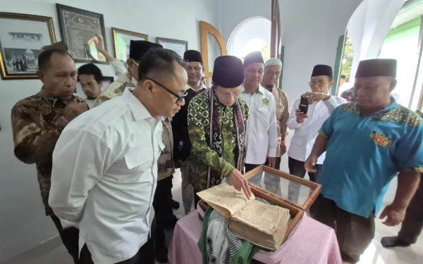 Foto Menteri Agama, Nasaruddin Umar saat melihat warisan teks-teks klasik Banda Neira yang masih tersimpan di Rumah Budaya Banda Neira. (Foto: Kemenag RI)