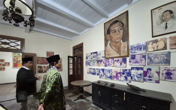 Foto Menteri Agama, Nasaruddin Umar saat ditunjukkan ruangan tempat Sjahrir, tokoh sosialis dan mantan Perdana Menteri Indonesia, menghabiskan waktu untuk membaca ribuan buku dan menulis artikel kritik ke pemerintah kolonial Hindia Belanda. (Foto: Kemenag RI)