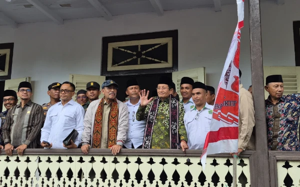 Foto Menteri Agama, Nasaruddin Umar saat menyapa warga dari Istana Mini di Banda Neira. (Foto: Kemenag RI)