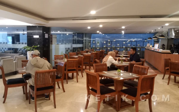 Foto Nuansa sarapan pagi di restoran Hotel THE 1O1 Malang OJ. (Foto: Aliyah/Ketik.com)