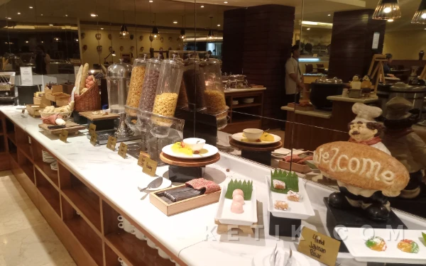 Foto Menu-menu dessert di restoran THE 1O1 Malang OJ. (Foto: Aliyah/Ketik.com)