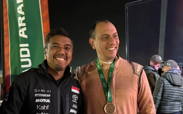 Foto Dua pembalap Indonesia di Reli Dakar 2026, Julian Johan (kiri) dan Samie Baridwan. Dua pembalap ini tergabung di tim Compagnie Saharienne. (Foto: Instagram @samie_zacky)
