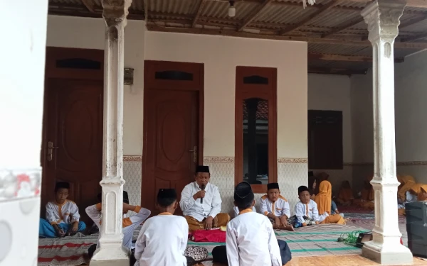 Foto Suasana Tahlil bersama berlangsung khusuk dipimpin oleh Ustadz Subaidi Rowi, S. Ag ( foto : Ach. Suni )