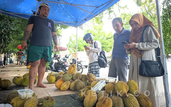 Foto Sejumlah pembeli durian lalu lalang di lapak selatan Taman Makam Pahlawan Pacitan, Rabu, 15 Januari 2026. (Foto: Al Ahmadi/Ketik)