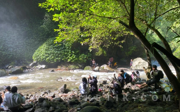 Foto Air terjun Coban Srikandi dipenuhi wisatawan ketika weekend. (Foto: Aliyah/Ketik.com)