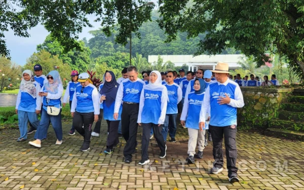 Foto Sebelum rakernas, para anggota dan pengurus IKA Unair diajak terlebih dulu untuk jalan sehat di kawasan City Forest and Farm. (Foto: Naufal/ Ketik.com)