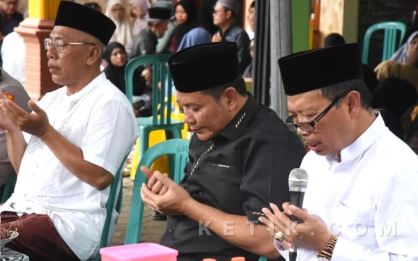 Foto Bupati Subandi (tengah) berdoa bersama Kepala Dinas Pendidikan Sidoarjo Tirto Adi (kanan) dan Camat Wonoayu Anwar di rumah duka, Desa Urangagung, Kecamatan Sidoarjo.