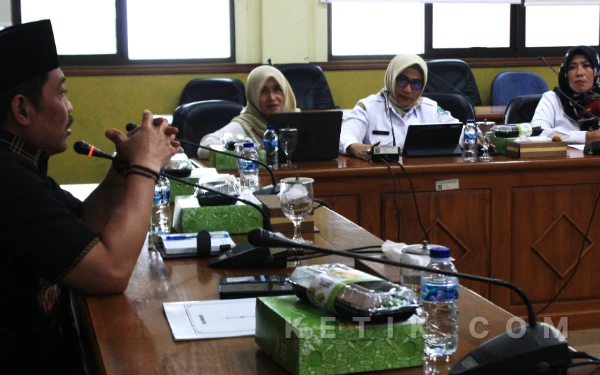 Foto Ketua Komisi D DPRD Sidoarjo Dhamroni Chudlori memimpin hearing yang membahas pencegahan kekerasan terhadap anak di ruang rapat DPRD Sidoarjo. (Foto: Fathur Roziq/Ketik.com)