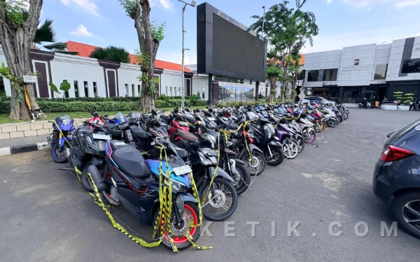 Foto Foto motor hasil tilangan balap liar, yang disita oleh Polrestabes Surabaya. (19/01/2026) (Foto: Ali Azhar D/Ketik)