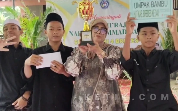 Foto Tunjukan piala juara 1 Voly antar pelajar (Foto:Makroni/ketik.com)