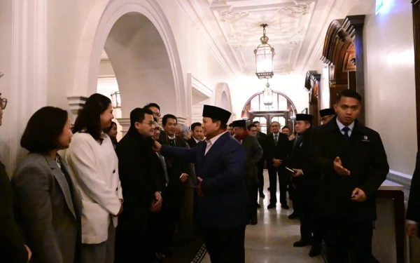 Foto Presiden Prabowo disambut mahasiswa dan Diaspora Indonesia di London, Minggu (18/1/2026). (Foto: BPMI Setpres)