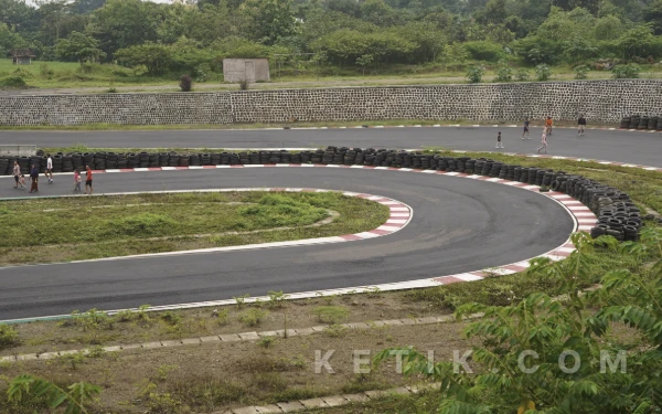 Foto 10.000 Safety Ban telah terpasang di Sirkuit Parang. (Foto: IMI Magetan for Ketik.com)