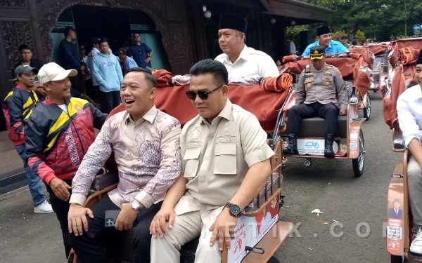 Foto Fraksi Gerindra DPRD Kabupaten Malang ketika mencoba becak listrik gratis. (Foto: Binar Gumilang/ketika.com)
