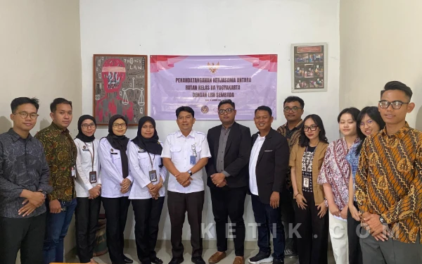 Foto Jajaran staf Rutan Kelas IIA Yogyakarta dan tim LBH Sembada berfoto bersama usai prosesi penandatanganan MoU di Kantor LBH Sembada, Yogyakarta, Rabu, 14 Januari 2026. Kolaborasi strategis ini diharapkan mampu mengatasi keterbatasan akses pendampingan hukum bagi tahanan dan narapidana melalui program edukasi serta bantuan hukum yang berkelanjutan. (Foto: Hendrik for Ketik.com)
