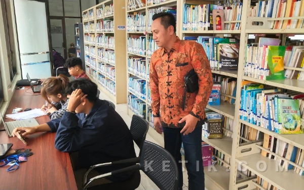 Foto Para pelajar dan mahasiswa cukup senang memanfaatkan sarana perpustakaan,  selain lengkap bukunya,  juga bersih dan suasana dingin berAC.  (Foto : Sutejo, RC/Ketik.com)