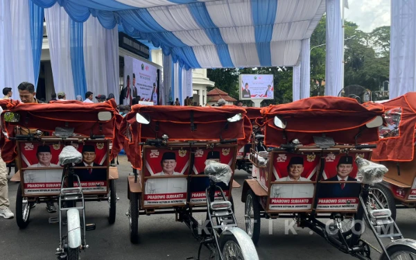 Foto Muka Prabowo Subianto terpampang di becak listrik yang dibagikan ke 200 tukang becak di Kota Malang. (Foto: Lutfia/Ketik)