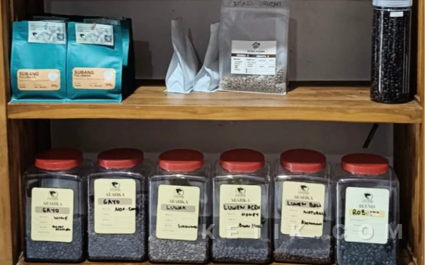 Foto Beberapa jenis kopi di Lima Biji Coffee. (Foto: Aliyah/Ketik.com)