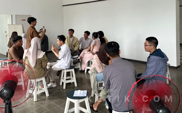 Foto Diskusi Journal Club bersama mahasiswa berprestasi Malang. (Foto: Aliyah/Ketik.com)