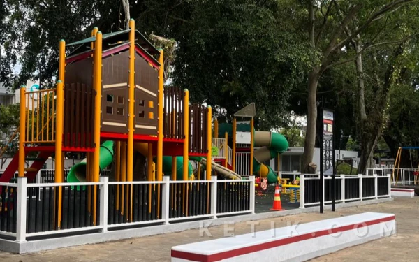 Foto Playground Alun-alun Merdeka Kota Malang diperbarui dan dicat ulang dengan cat non-toksik. (Foto: Lutfia/Ketik)