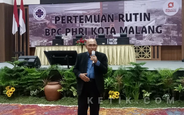 Foto Agoes Basoeki selaku Ketua PHRI Kota Malang memberikan sambutan di pertemuan rutin BPC PHRI Kota Malang pada 21 Januari 2026. (Foto: Aliyah/Ketik.com)