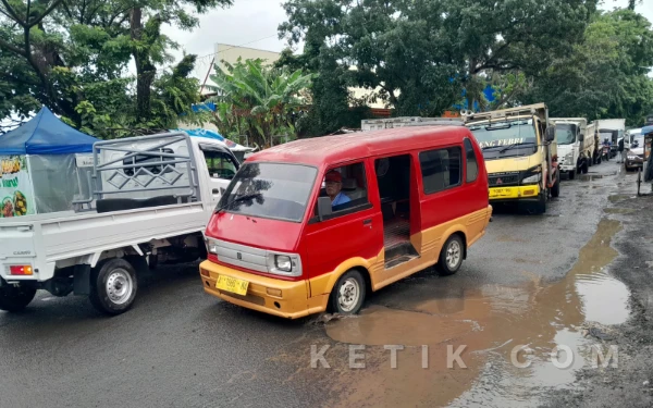 Foto Jalan Nasional Bypass Soekarno Hatta Rangkasbitung, mengalami kemacetan panjang. Penyebab adalah jalan tersebut banyak yang berlubang. (Foto: Abdul Kohar/ketik.com)