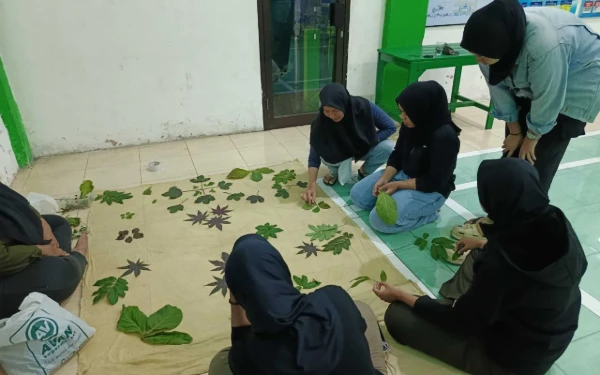 Foto Penciptaan produk ramah lingkungan kain ecoprint. (Foto: RW 03 Kelurahan Kotalama)