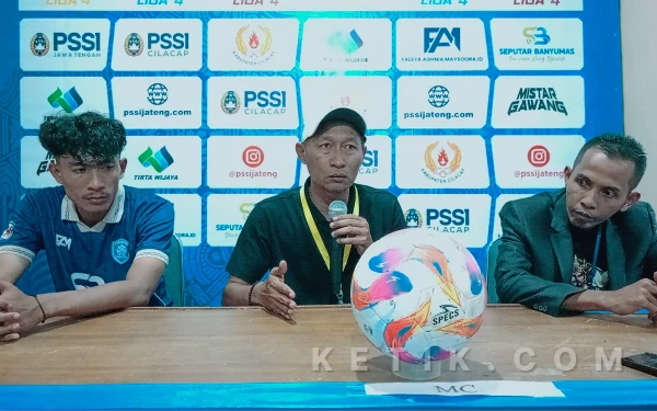 Foto Pelatih Wijayakusuma FC M. Yahya (tengah) gelar konferensi pers usai pertandingan. (Foto: Nani Eko/Ketik)