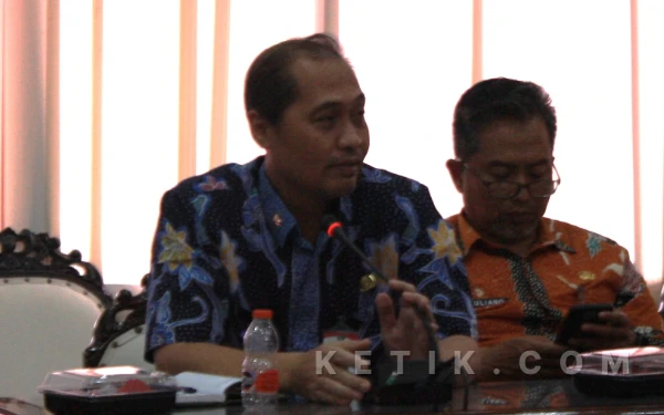 Foto Kepala Dinas Kominfo Sidoarjo Eri Sudewo saat menyampaikan penjelasan singkat tentang persiapan penyediaan fasillitas internet di kawasan Alun-Alun Jayandaru Sidoarjo dalam rapat pada Kamis (22 Januari 2026). (Foto: Fathur Roziq/Ketik.com)