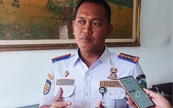 Foto Kepala Dinas Perhubungan Sidoarjo Budi Basuki menjelaskan penataan parkir, termasuk parkiran Alun-Alun Jayandaru Sidoarjo, kepada wartawan setelah rapat di Pemkab Sidoarjo pada Kamis (22 Januari 2026). (Foto: Fathur Rozi/Ketik.com)