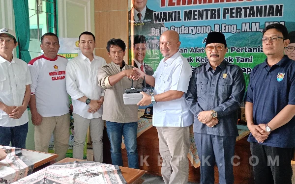 Foto Simbolis penyerahan bantuan alsintan oleh Anggota DPRD Provinsi Jawa David Ishaq Aryadi kepada perwakilan Kelompok tani Kabupaten Cilacap. (Foto: Nani Eko/Ketik)