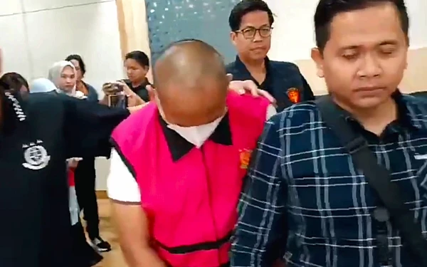 Foto Tersangka Muhamad Faizal Rahman digiring petugas Kejaksaan Negeri Palembang menuju mobil tahanan untuk dibawa ke Rutan Klas IA Pakjo Palembang. Jumat 23 Januari 2026 (Foto: M Nanda/Ketik.com)