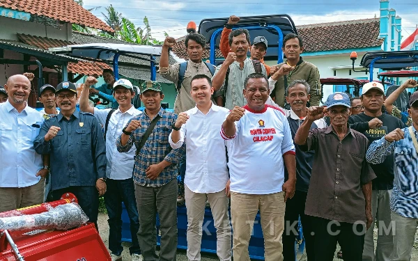 Foto Foto bersama penerima bantuan Alsintan dari Wamentan Sudaryono. (Foto: Nani Eko/Ketik)
