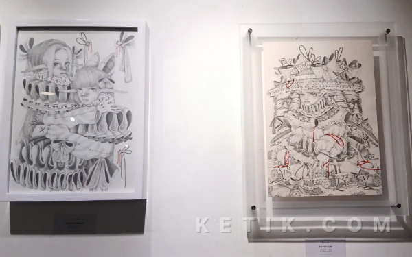 Foto Lukisan dari Yotandh yang berjudul Lovely Wolf (kiri) dan Hatty One (kanan) dalam pameran Hidden Possion yang digelar pada Jumat, 23 Januari 2026. (Foto: Michelle Gabriela/Ketik.com)