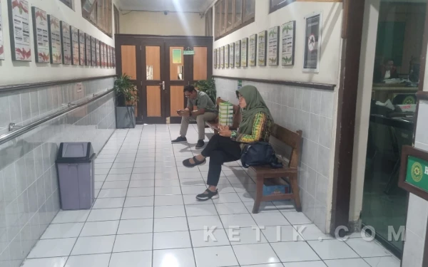 Foto Kepala Bidang Perbendaharaan BKAD Sleman, Nisa Fidyati, saat menunggu jadwal persidangan di depan Ruang Cakra, Pengadilan Tipikor pada Pengadilan Negeri Yogyakarta, Jumat 23 Januari 2026. (Foto: Fajar R/Ketik.com)