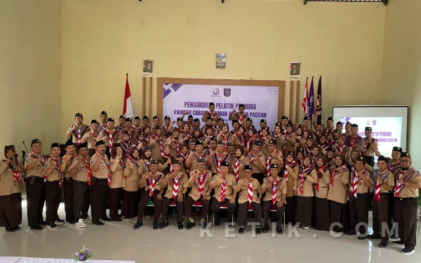 Foto Para Pelatih Pembina Pramuka Kwartir Cabang Gerakan Pramuka Pacitan berfoto bersama usai Pengukuhan Pelatih Pembina Pramuka yang dirangkaikan dengan Pembukaan Pitaran Pelatih Pramuka, Sabtu, 24 Januari 2026 pagi, sebagai wujud komitmen bersama dalam memperkuat kualitas pembinaan dan menyiapkan penggerak masa depan Gerakan Pramuka. (Foto: Kwarcab for Ketik.com)