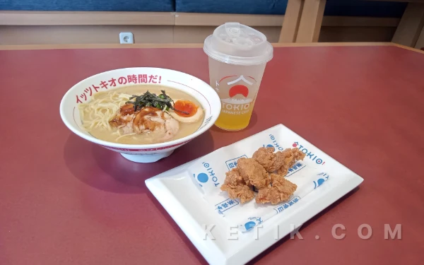 Foto Ramen Collagen yang sehat dan segar dengan Chicken Karaage  menjadi menu baru di Tokio O! Japanese Cafe Malang. (Foto: Aliyah/Ketik.com)