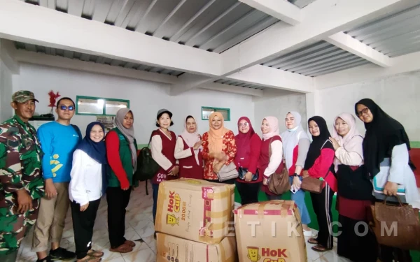 Foto Anggota GOW Situbondo saat menyerahkan baju layak pakan di Posko Kesehatan Desa Kalianget, Kecamatan Banyuglugur, Sabtu 24 Januari 2026 (Foto : Adinda Oktaviani / ketik.com)