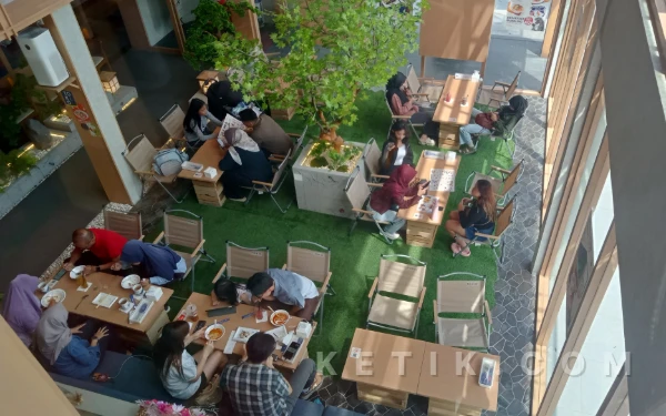 Foto Ruangan Camping Garden yang nyaman di Tokio O! Japanese Cafe Malang. (Foto: Aliyah/Ketik.com)
