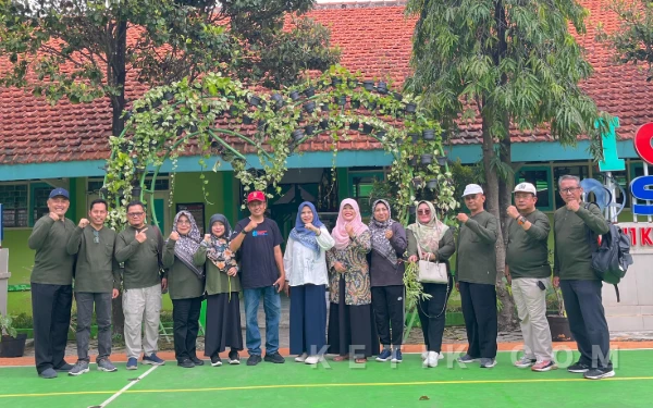 Foto Susai zoom penanaman dan tebar benih para Kepala SMA Kebomas, Menganti, Manyar, Sidayu, Driyorejo, Kedamean, Wringinanom, Balongpanggang, Cerme SMK Negeri Cerme, Sidayu dan Duduksampeyan,  dan Driyorejo foto berama.  (Foto : Dok MKKS for Ketik.com)